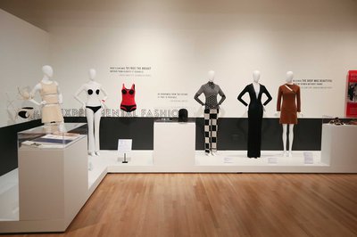 10|11  Fearless Fashion, Exhibition view © Danny Moloshok / Skirball Cultural Center