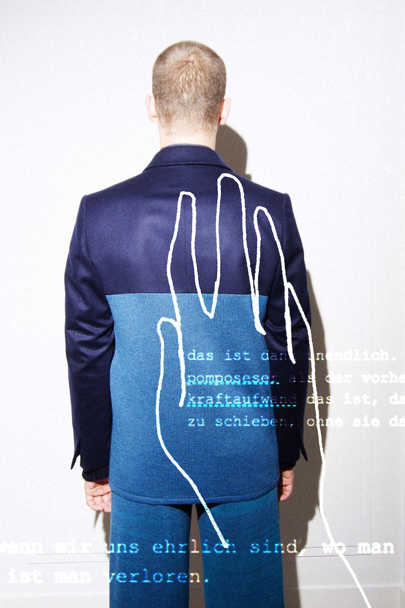 © Naa Teki Lebar; Sophie Skach: Im Projekt ‚Text-und-ilien’ kollaborierte Sophie Skach mit der Autorin und Fotografin Naa Teki Lebar. Der Pulli ist mit Capacitive Touch Sensoren ausgestattet. Bei Berührung werden Textpassagen wiedergegeben. Der Gesamttext entwickelt sich in der Reihenfolge in der die Sensoren berührt werden, individuell. 2_text_und_ilien-sophie_skach_und_naa_teki_lebar-copyright-Naa_Teki_Lebar.jpg
