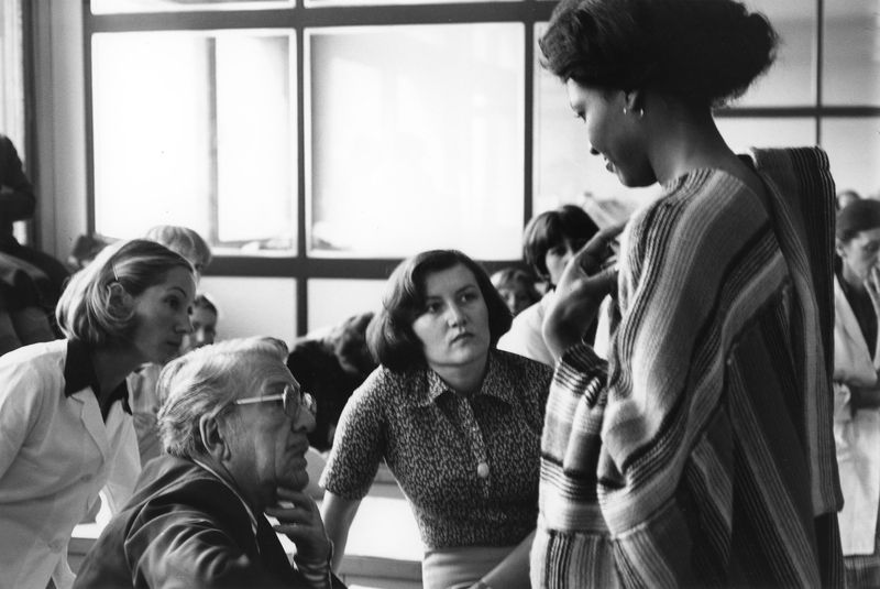 Fred Adlmüller mit Mannequin, Assistentinnen und Studierenden in der Meisterklasse für Mode an der Angewandten, um 1977 © Kostüm- und Modesammlung der Universität für angewandte Kunst Adlmueller-Klasse.jpg