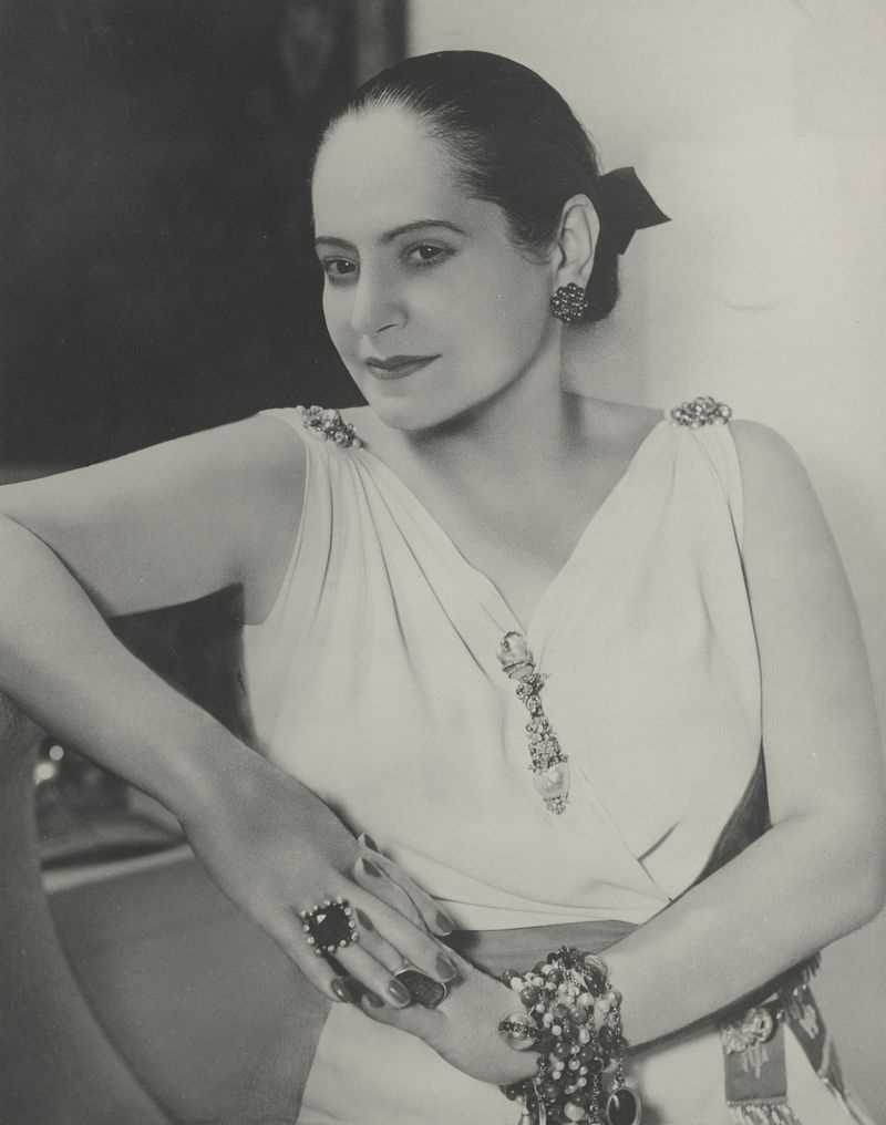 Helena Rubinstein © Archive / Archives Helena Rubinstein, Paris Helena-Rubinstein-in-Schiaprelli-Kleid-(c)-Archiv_Archives-Helena-Rubinstein,-Paris.jpg
