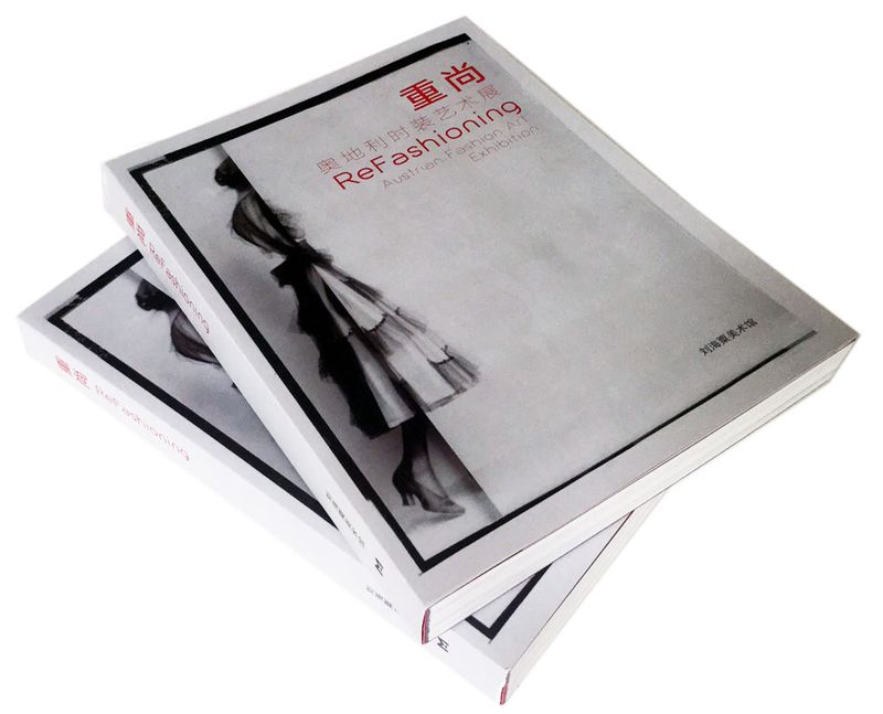 Zur Ausstellung ReFashioning Austria (9. - 26.12.2016) im Liu Haisu Art Museum in Shanghai erschien eine umfangreiche Publikation. ReFashioning Austria. Austellungskatalog. Cover: Caroline Heider
