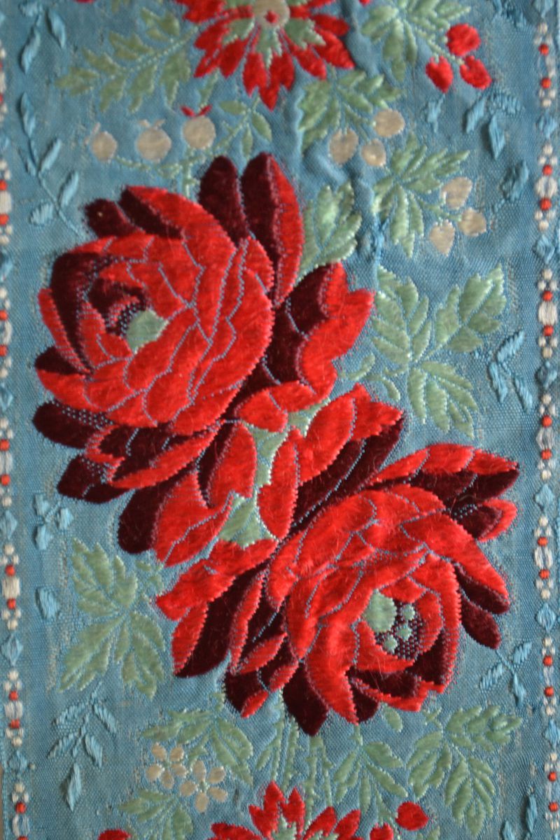 Seidenband in Jacquardweberei (Detail) | wohl Slowakei 19. Jh.| Sammlung Emilie Flöge | © Österreichisches Museum für Volkskunde, Wien Seidenband in Jacquardweberei (Detail) | wohl Slowakei 19. Jh.| Sammlung Emilie Flöge | © Österreichisches Museum für Volkskunde, Wien.jpg