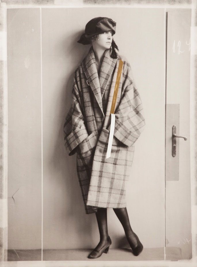 "Wiener Werkstätte 204361 (d´Ora-Benda- Series)", 2017. Pigmentprint on Ricepaper,Gold. Subtitle: Don´t look at the door! caroline_heider_rom.jpg