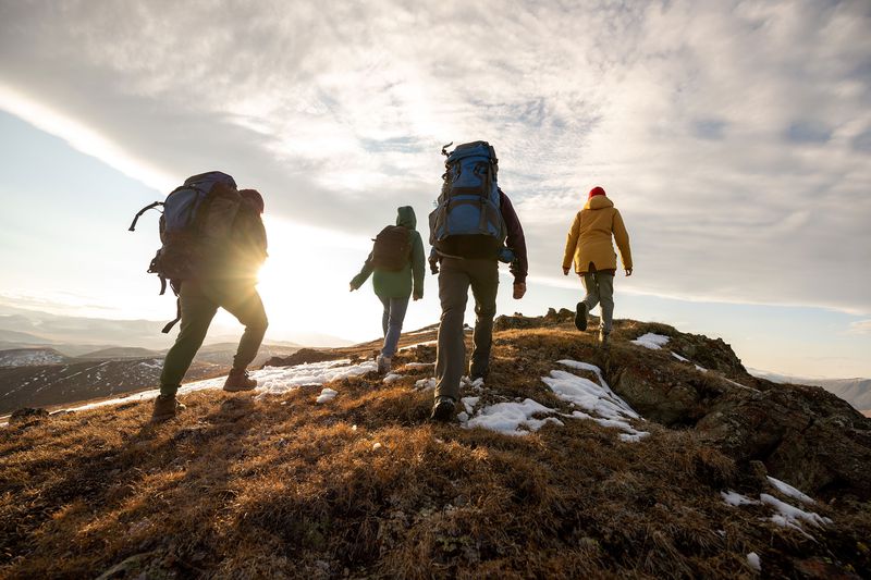 Wandergruppe in Outdoorbekleidung