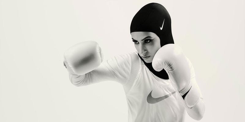 NIKE Pro Hijab / Zeina Nassar, boxer / Shot by Rick Guest @ East 2017 © Nike, Inc. zeina_nassar_fuer_nike_pro_hijab__2017.jpg
